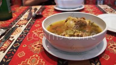 餐厅里的羊肉汤。 Piti汤，阿塞拜疆民族菜